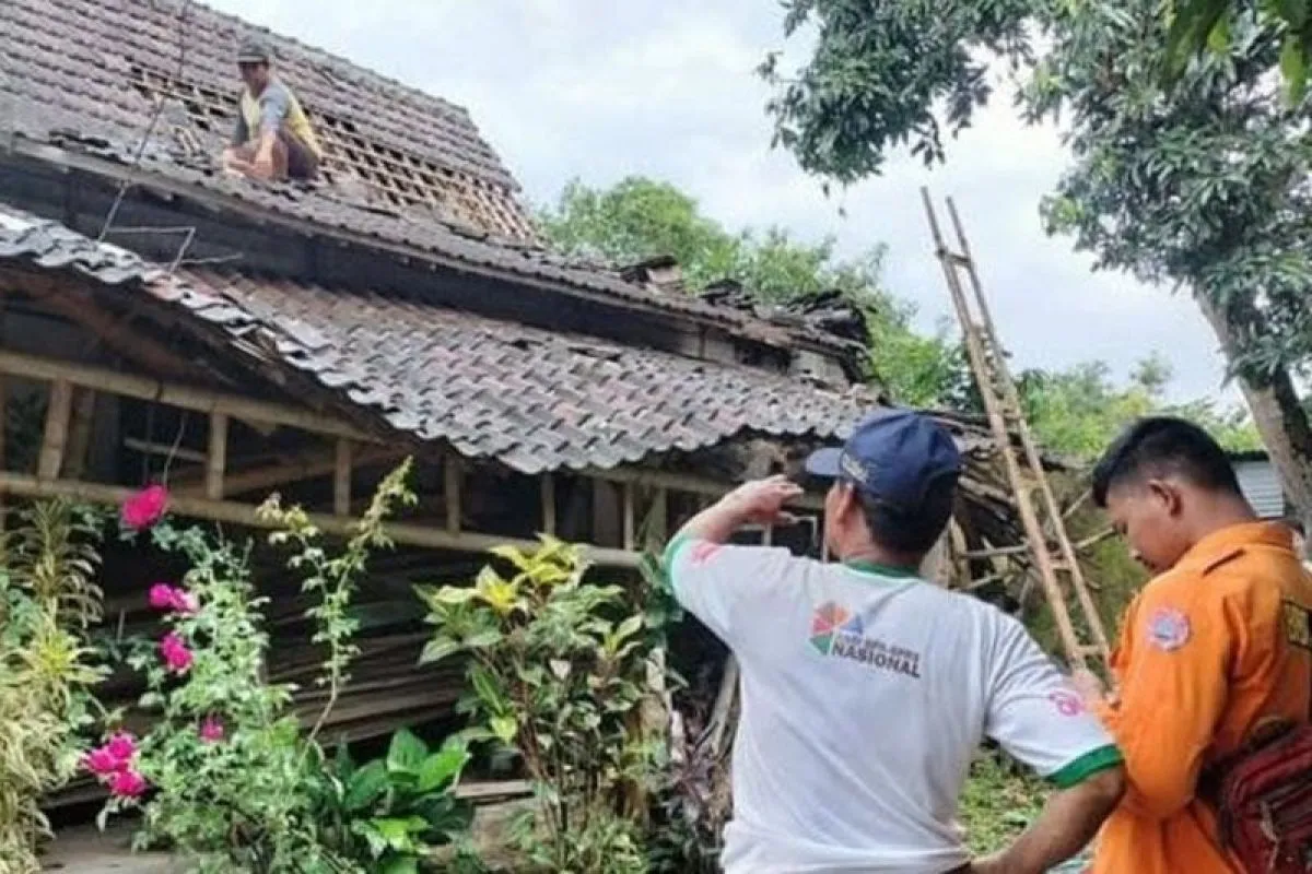 Puting Beliung Rusak 15 Rumah di Tambakrejo Magetan