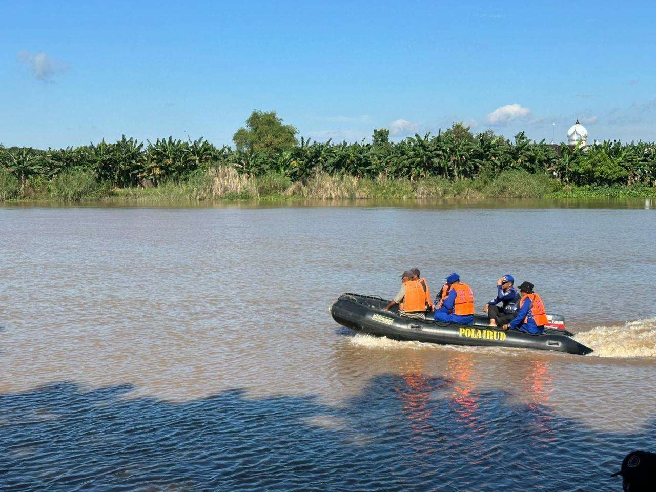 Tim SAR Lamongan Cari Bocah Tenggelam di Bengawan Solo