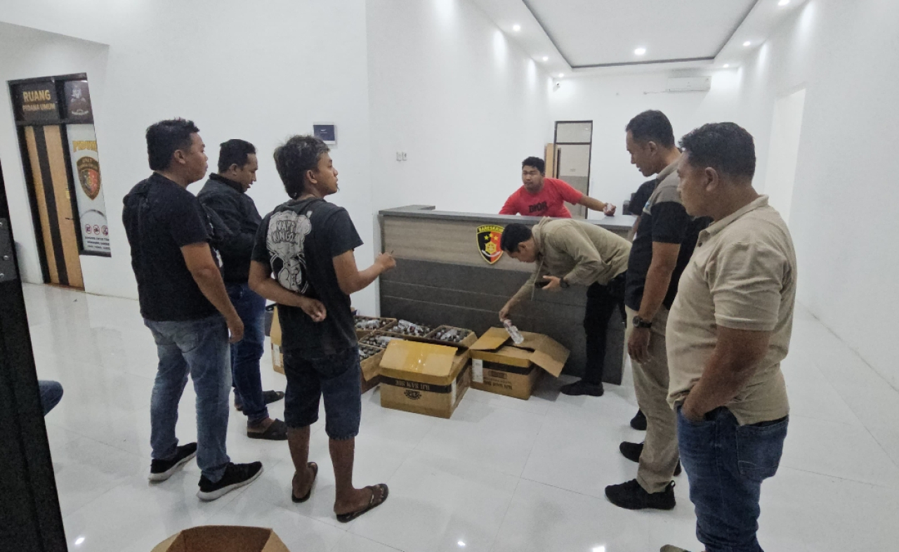 Ratusan Botol Miras Disita Polres Pamekasan Jelang Ramadan