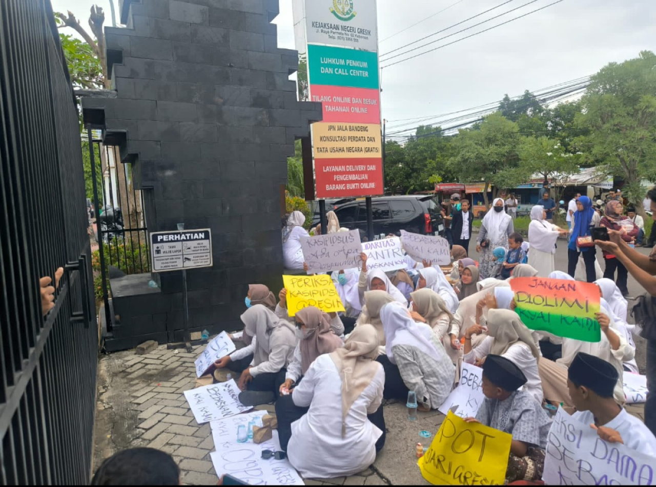 Kiai-nya Ditahan Karena Korupsi, Santri Ponpes Al Ibrohimi Demo Kejari Gresik