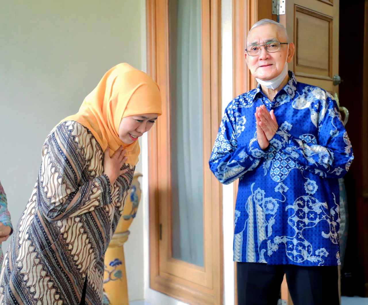 Try Sutrisno Wafat, Khofifah Sampaikan Duka Cita Mendalam dan Ajak Masyarakat Kibarkan Bendera Setengah Tian