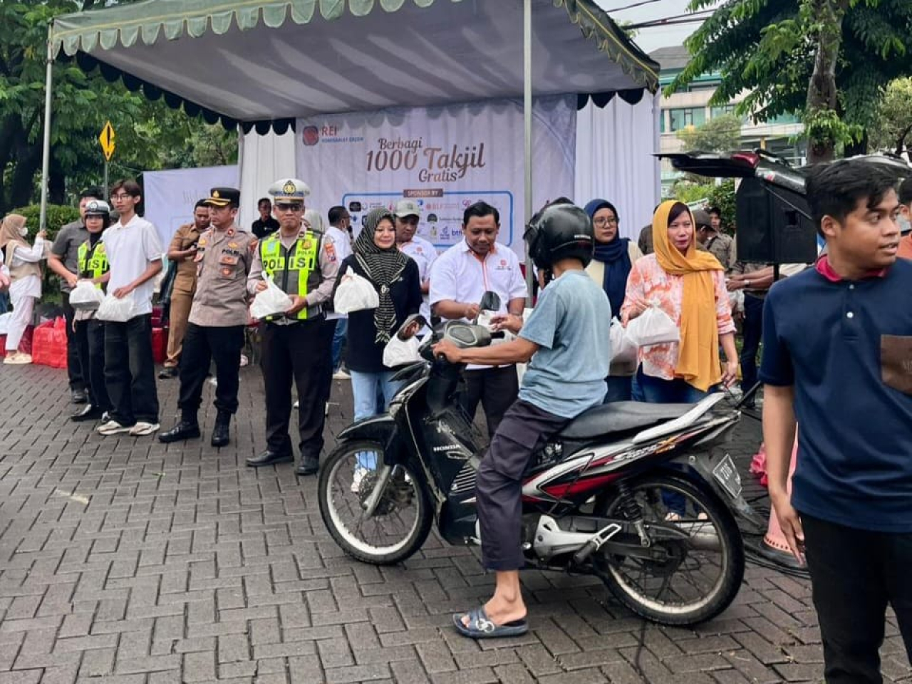 Sinergi Iconland dan REI Gresik, Tebar Kebaikan Lewat Aksi Bagi 1.000 Paket Takjil