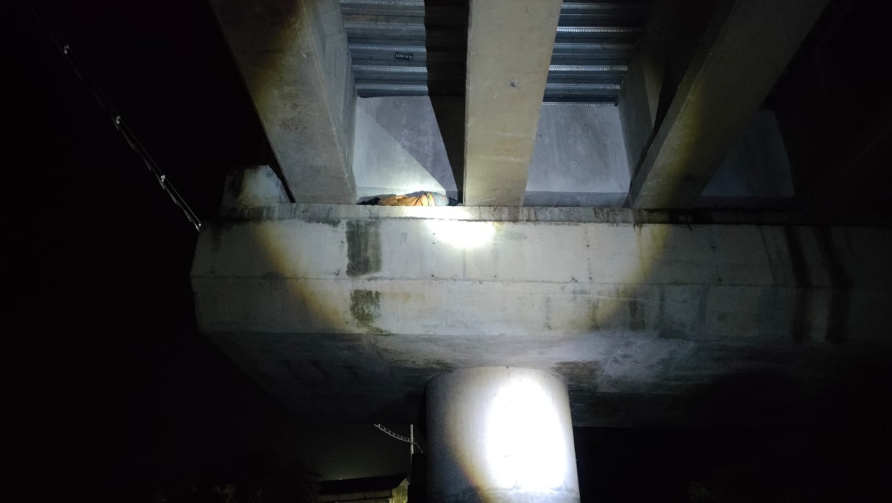 Gegerkan Warga, Seorang Pemuda Ditemukan Tak Berdaya di Bawah Kolong Jembatan JLS Sampang