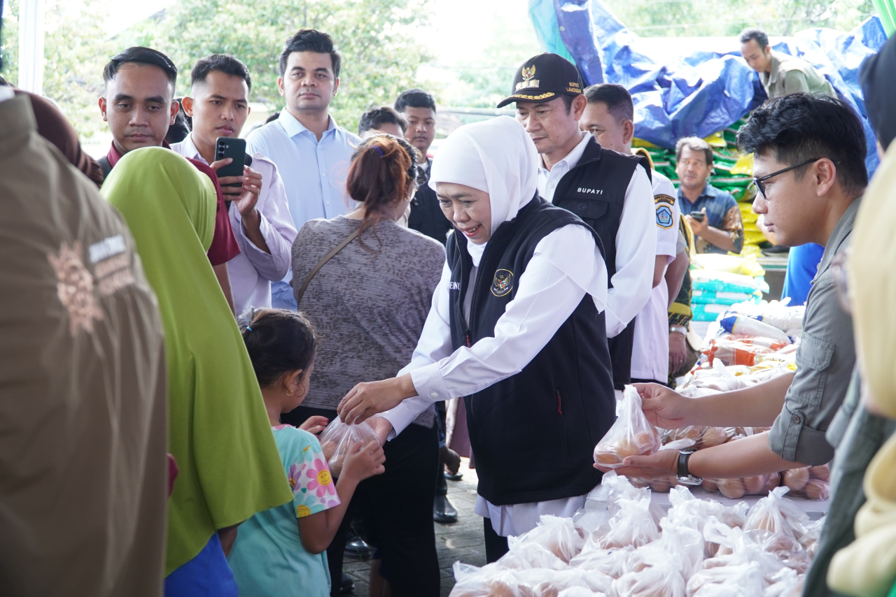 Maksimalkan Stabilisasi Harga, Gubernur Khofifah dan Bupati Yes Tinjau Operasi Pasar Murah di Lamongan