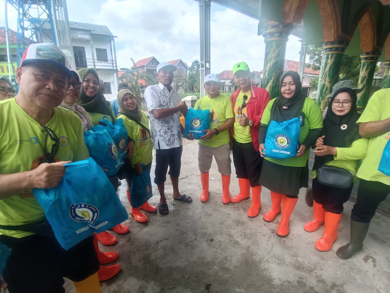 Wujud Kepedulian, KAUJE Korda Lamongan Salurkan Bantuan Sembako bagi Warga Terdampak Banjir di Desa Kepudibener