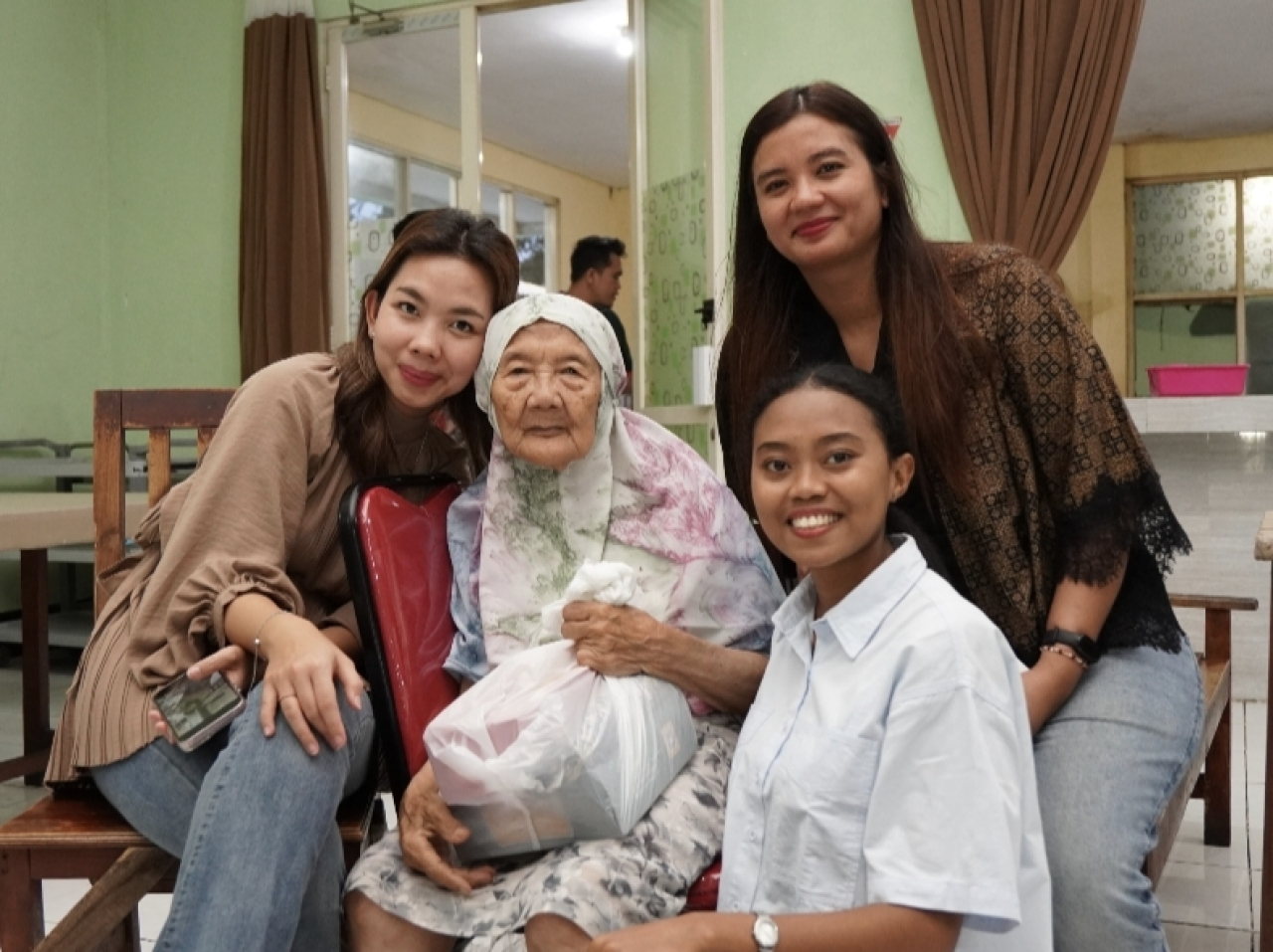 Hangatkan Ramadan, Premier Place Hotel Berbagi Kebahagiaan Bersama Lansia Griya Wreda Surabaya