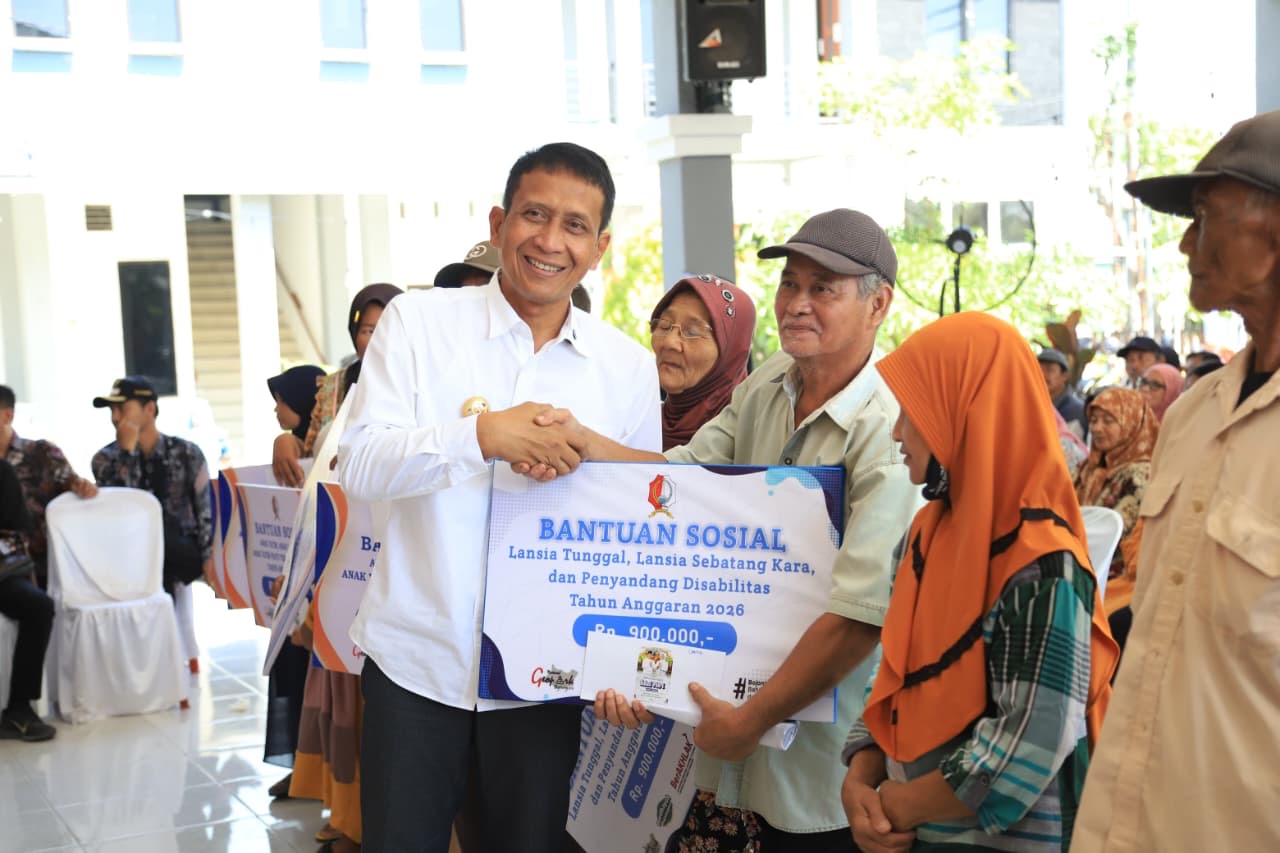 Hadir di Kasiman, Bupati Setyo Wahono Salurkan Bansos untuk Kelompok Rentan