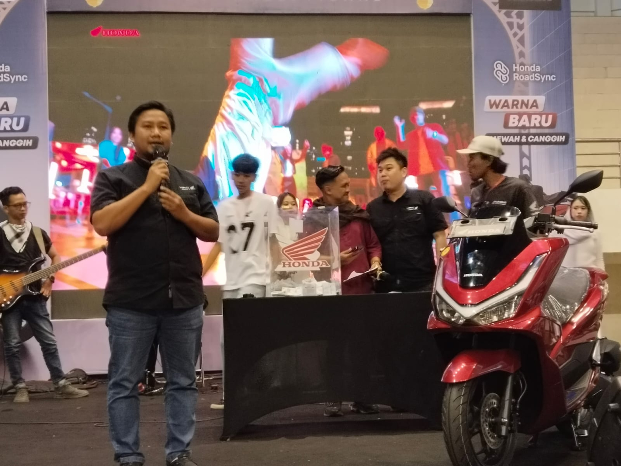 Semarak Ramadan di GOR Ken Arok, Dua Konsumen Beruntung Boyong Honda PCX160 dari Pengundian UKH