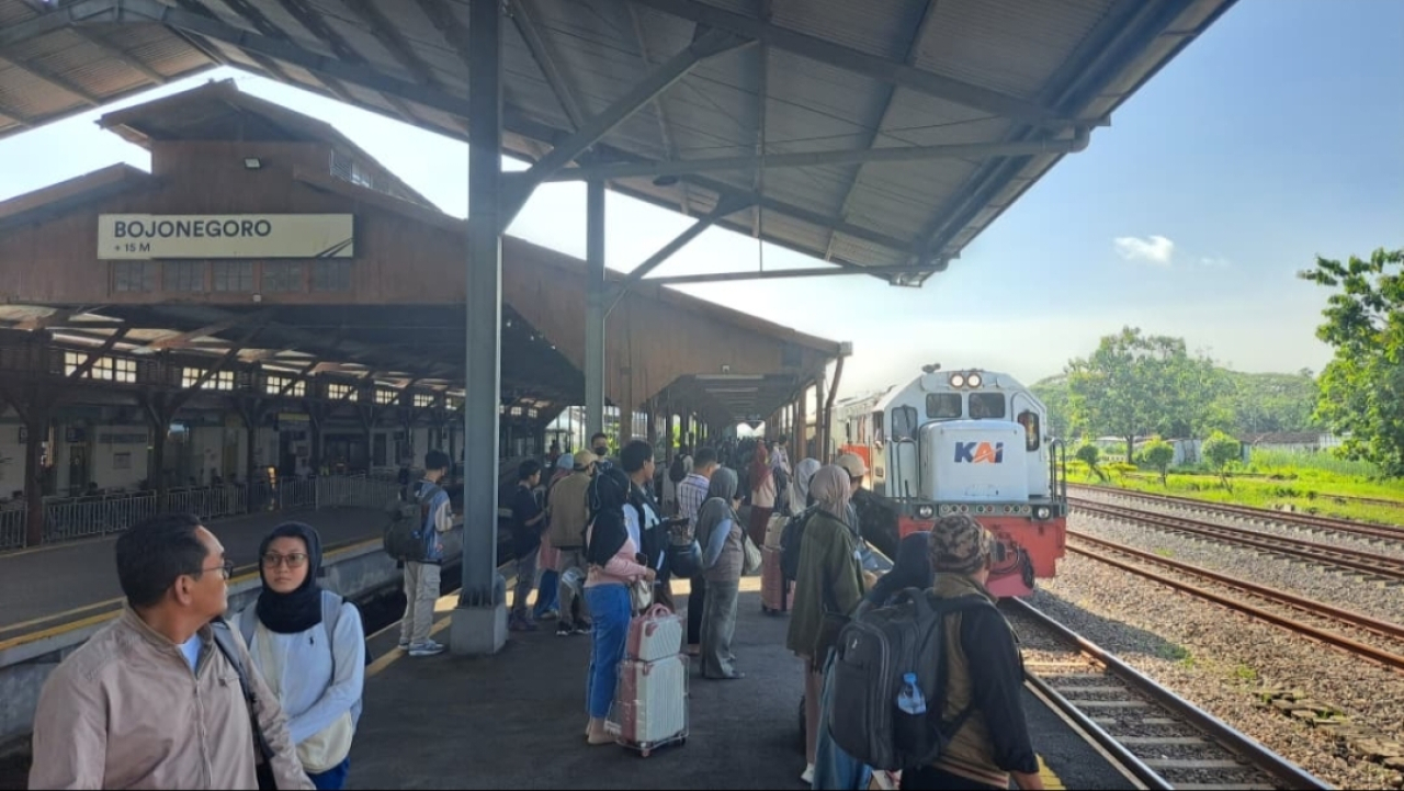 Arus Mudik Lebaran 2026: Ribuan Penumpang Padati Stasiun Bojonegoro Setiap Hari