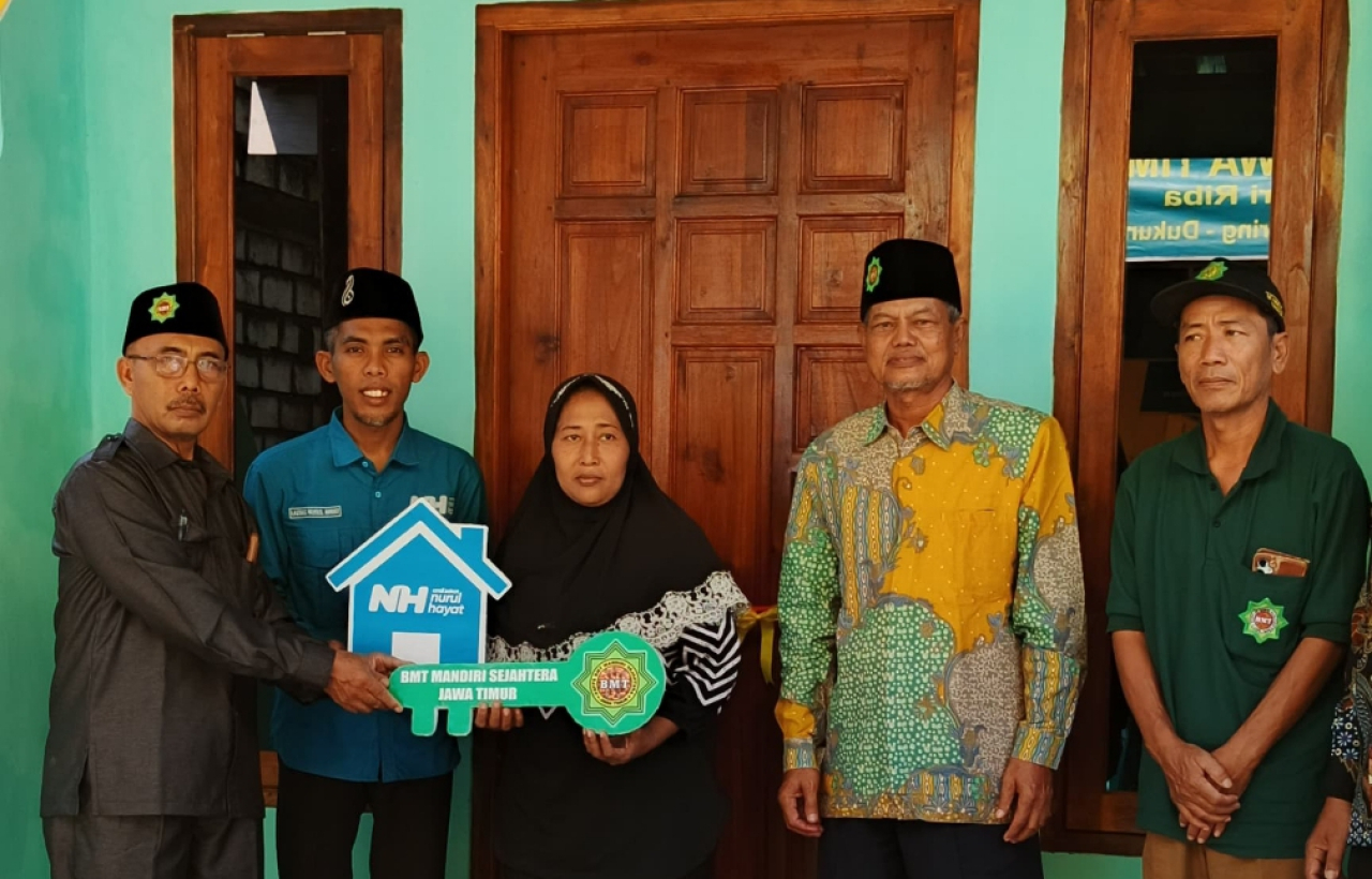 Jelang Hari Raya, NH dan BMT Mandiri Sejahtera Serahterimakan Rumah Layak Huni