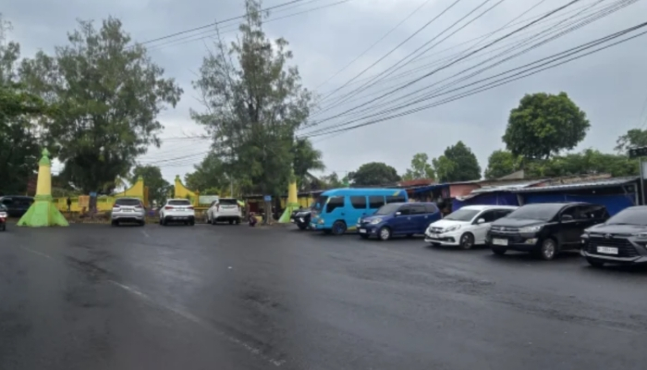 Tetap Setia pada Tradisi: Ribuan Warga Rela Diguyur Hujan Demi Berziarah ke Asta Tinggi