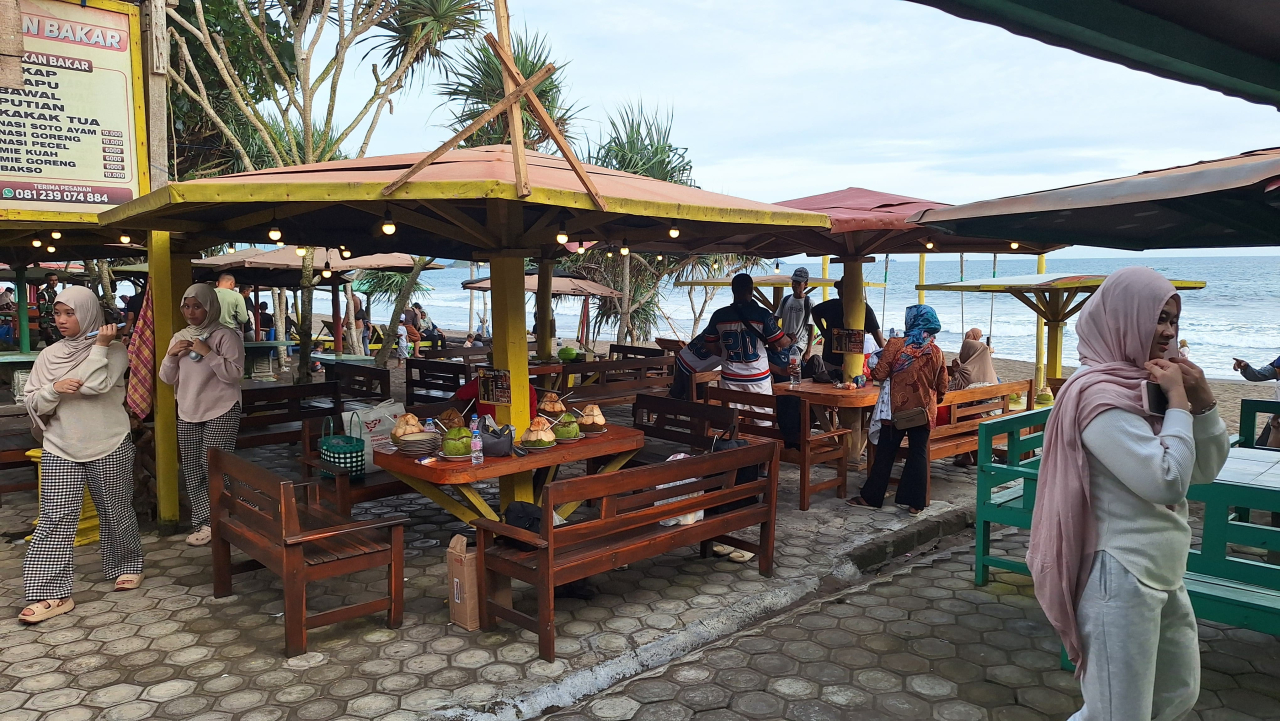 Wisatawan Membeludak di Watu Ulo dan Papuma Saat Libur Lebaran