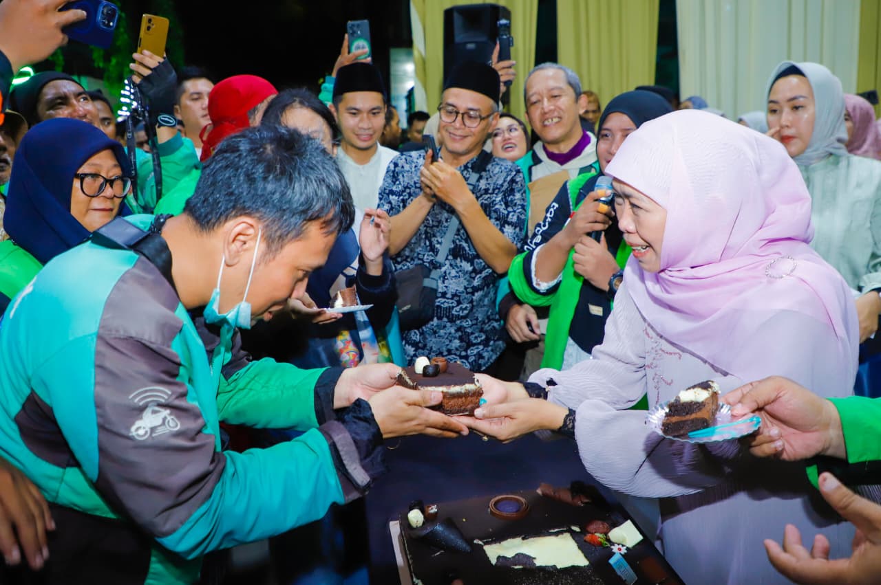 Lebaran Bareng Pejuang Jalanan, Khofifah Jamu 250 Driver Ojol di Kediaman