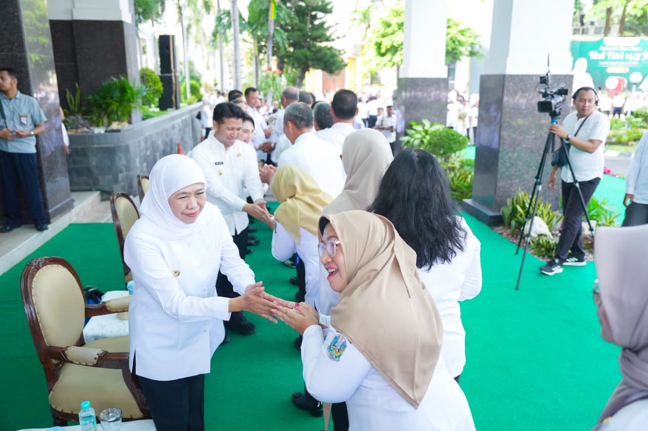 Gubernur Khofifah Pimpin Apel Pagi ASN Pemprov Jatim, Tekankan Kebijakan WFH untuk Efisiensi Energi