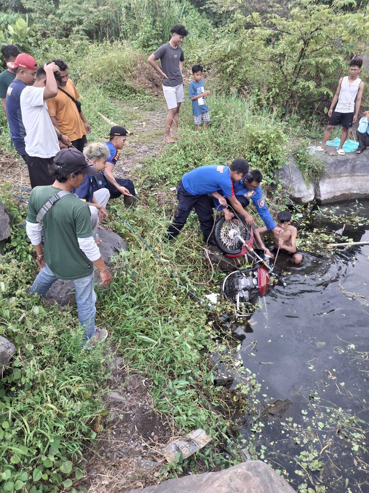 Motor Nyemplung ke Kolam Pemancingan di Jember, Seorang Pemuda Panik Minta Bantuan Damkar