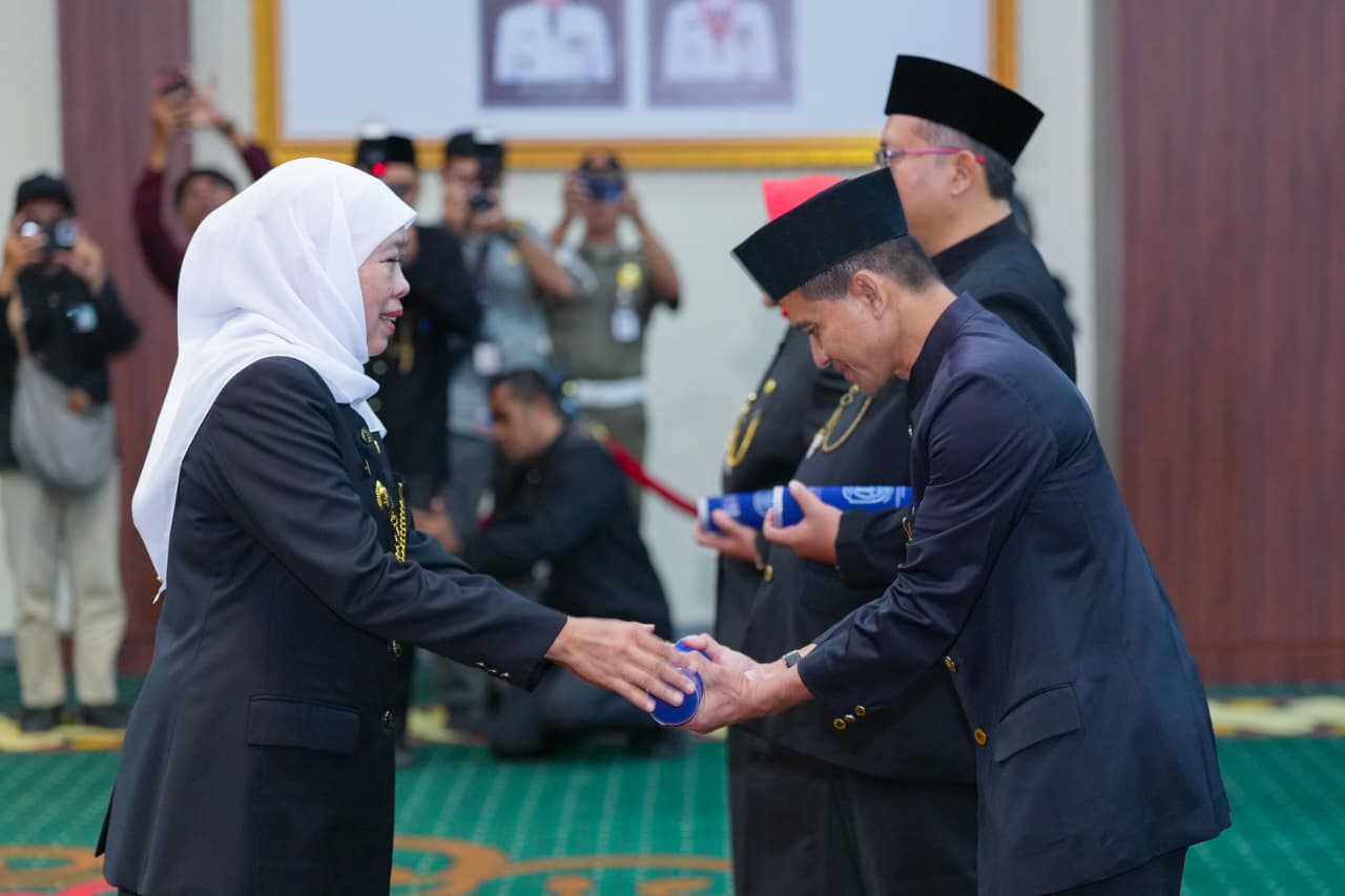 Lantik 128 Kepala Sekolah SMA/SMK/SLB Negeri, Gubernur Khofifah Ajak Cetak SDM Unggul dan Berdaya Saing