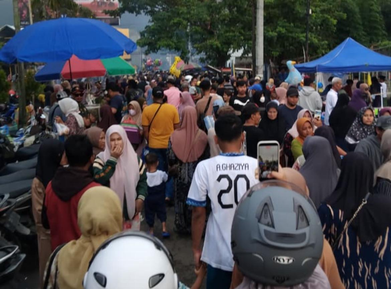 Hanya Muncul Setahun Sekali, Pasar Tellasen Topak Bangkalan Diserbu Ribuan Pengunjung