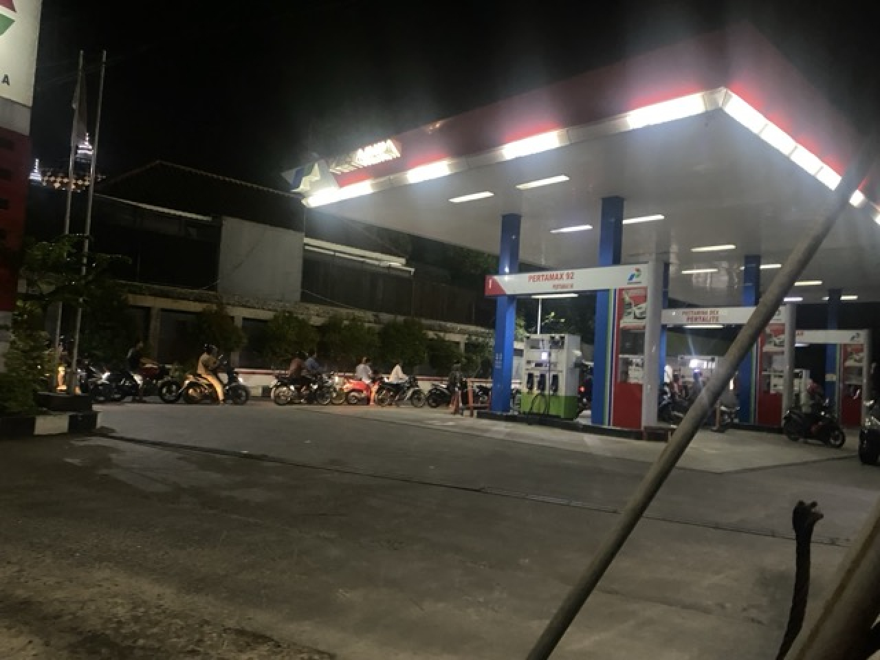 Isu BBM Naik Bikin Panik, Antrean Panjang Mengular di Sejumlah SPBU Bojonegoro