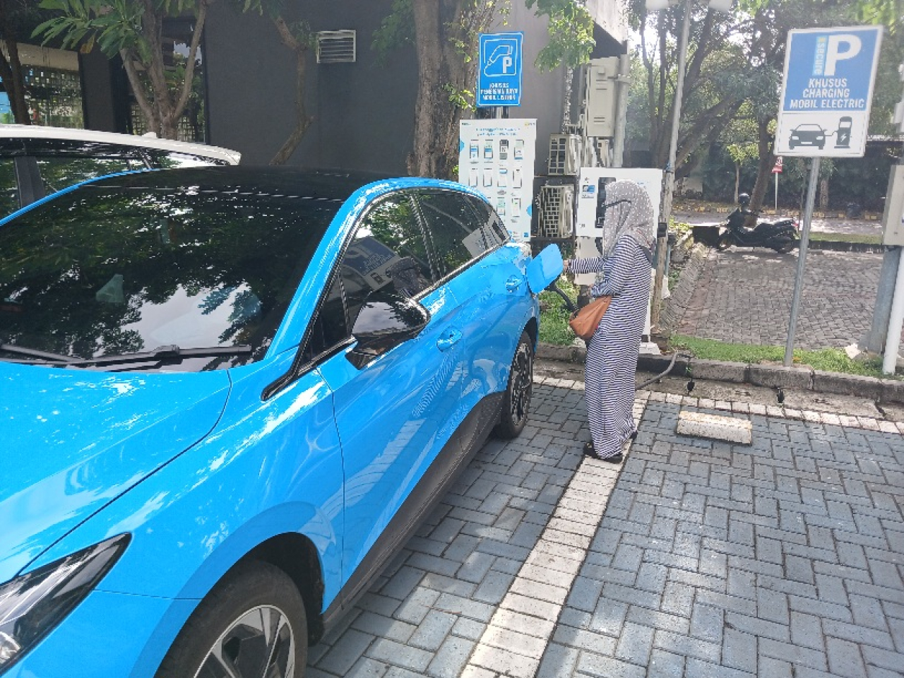 Ngecas Mobil Listrik Kini Semudah Ngopi di Mall, SPKLU Icon Mall Ramai Dipakai