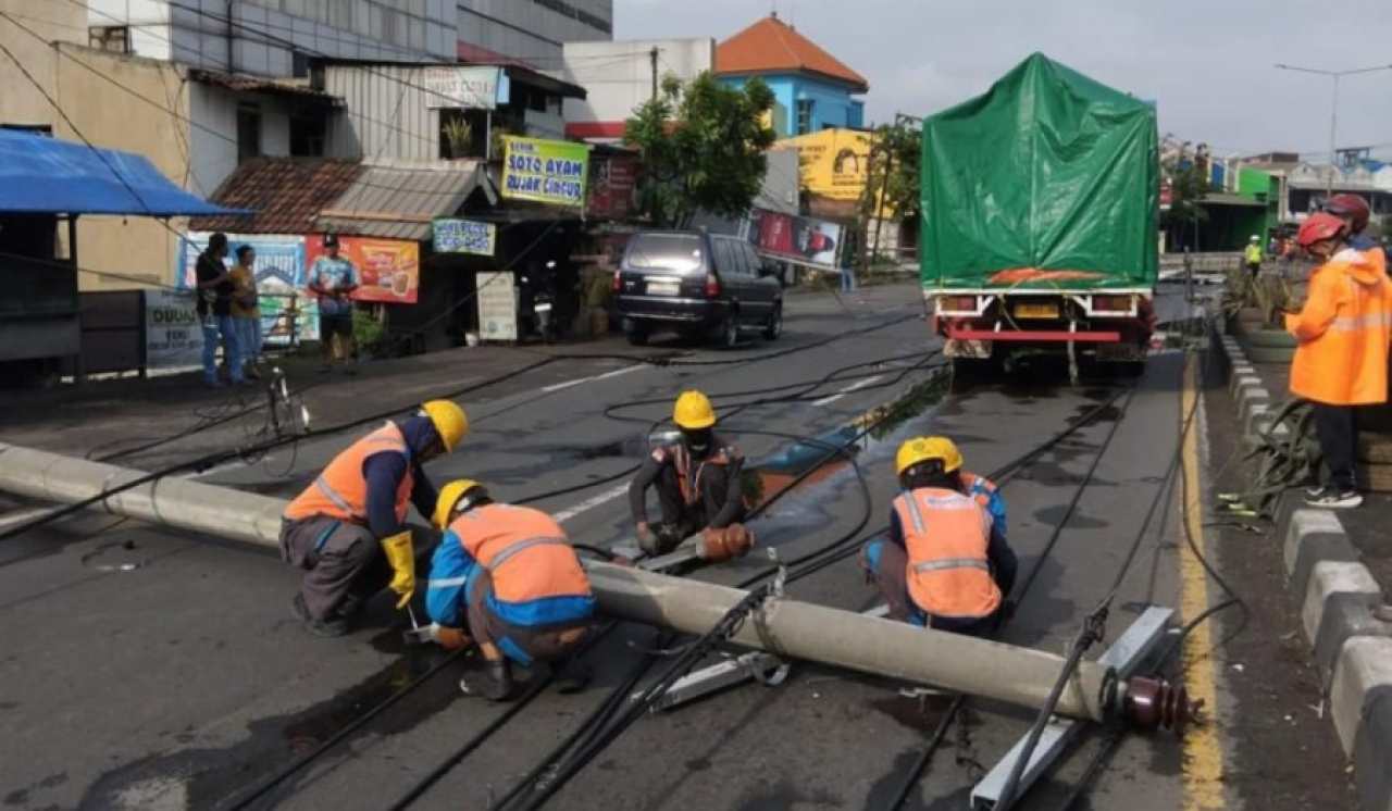PLN Kerahkan 63 Personel Perbaiki Jaringan Rusak Akibat Angin Kencang di Sidoarjo