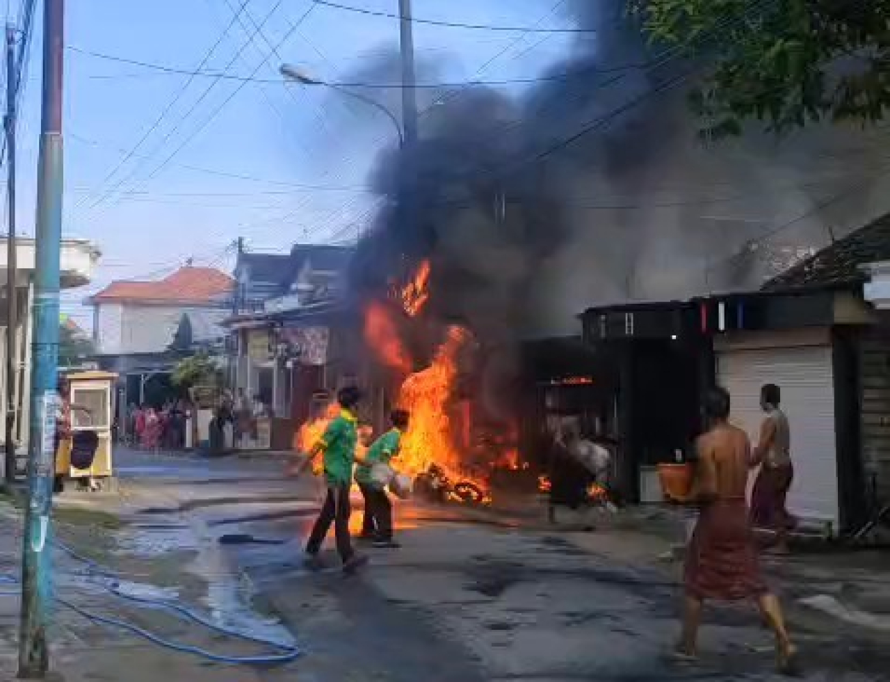 Pom Mini di Panceng Gresik Terbakar, Pemilik Alami Luka Bakar dan Kerugian Capai Rp150 Juta