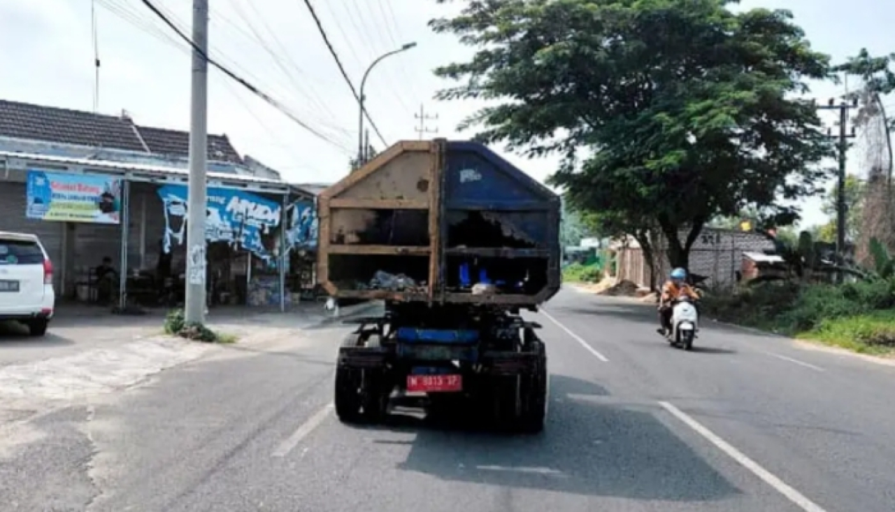 Anggaran Perawatan Rp1,2 Miliar, Truk Sampah DLH Sumenep Masih Beroperasi dalam Kondisi Rusak