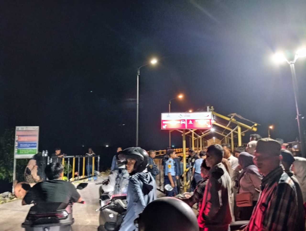 Kapasitas Kapal Tak Bertambah, Penumpang Arus Balik dari Pulau Bawean ke Daratan Gresik Terlantar