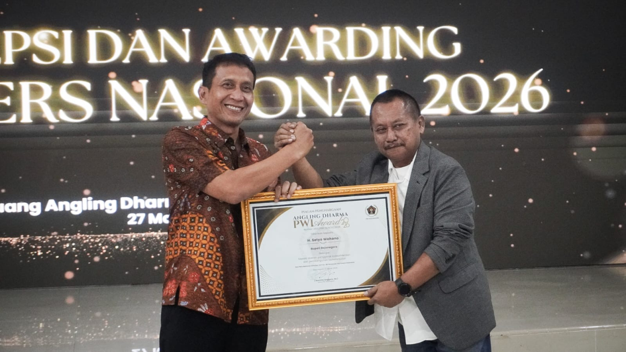 Ketua PWI Jatim menerima penghargaan dari Bupati Bojonegoro 