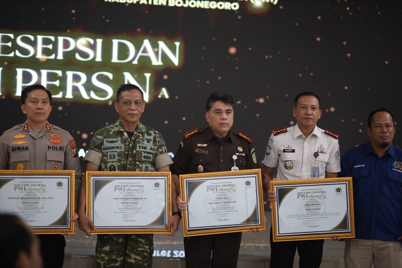 Ketua DPRD dan Kalapas Bojonegoro Raih Penghargaan Angling Darma Award PWI Bojonegoro