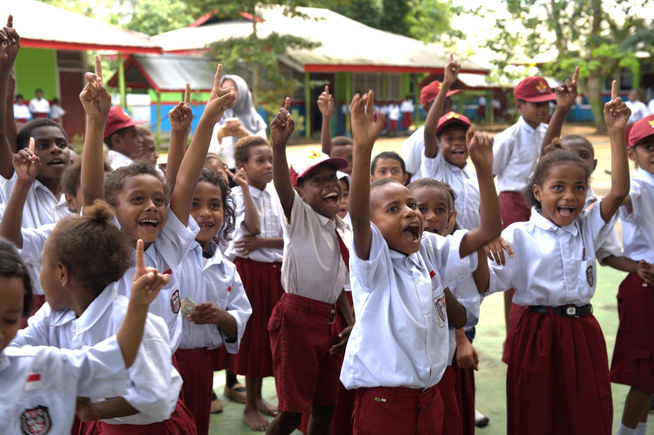 Danantara Indonesia dan PLN Salurkan 5.000 Paket Perlengkapan Sekolah