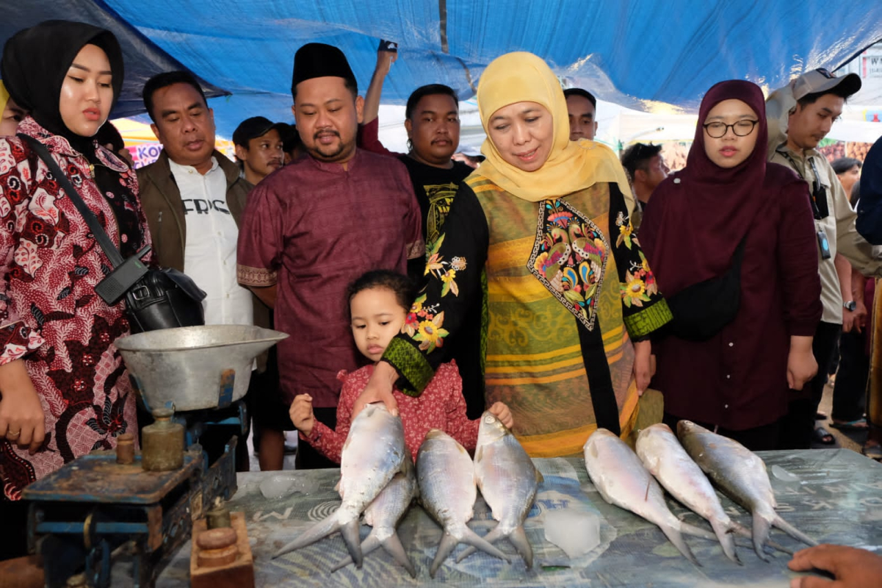 Bupati Yani Dampingi Gubernur Khofifah Borong Bandeng di Pasar Bandeng Gresik
