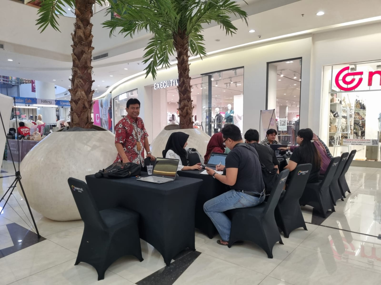 Bayar Pajak Lebih Mudah, Warga Gresik Serbu Stand Pembayaran Pajak di Icon Mall