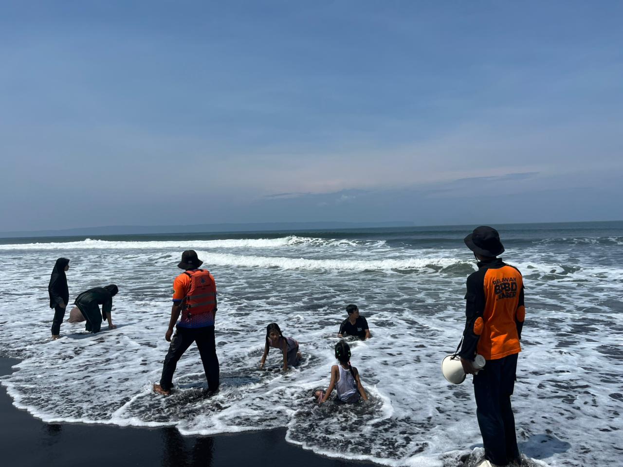 Bocah 11 Tahun Nyaris Kehilangan Nyawa Usai Ditelan Ombak Pantai Paseban Jember