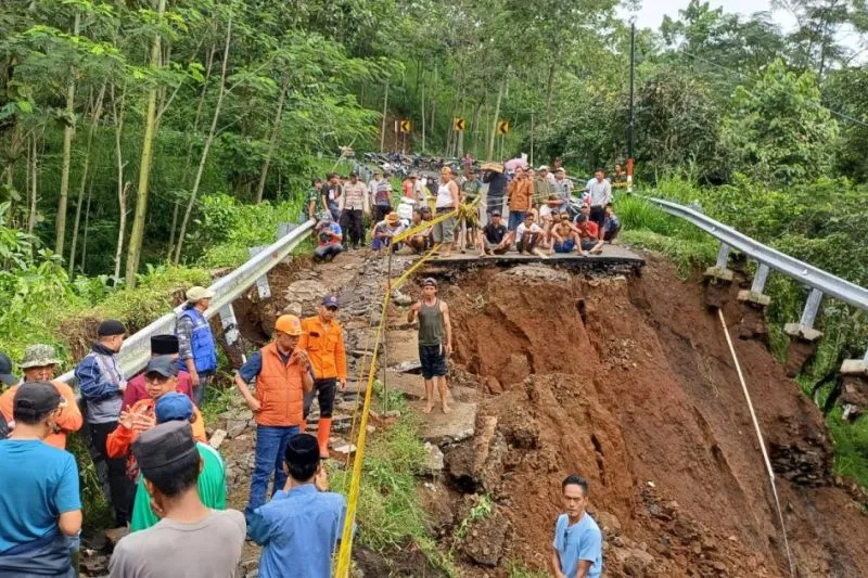 Tanah Longsor Putuskan Akses Jalan Wisata Madakaripura Probolinggo