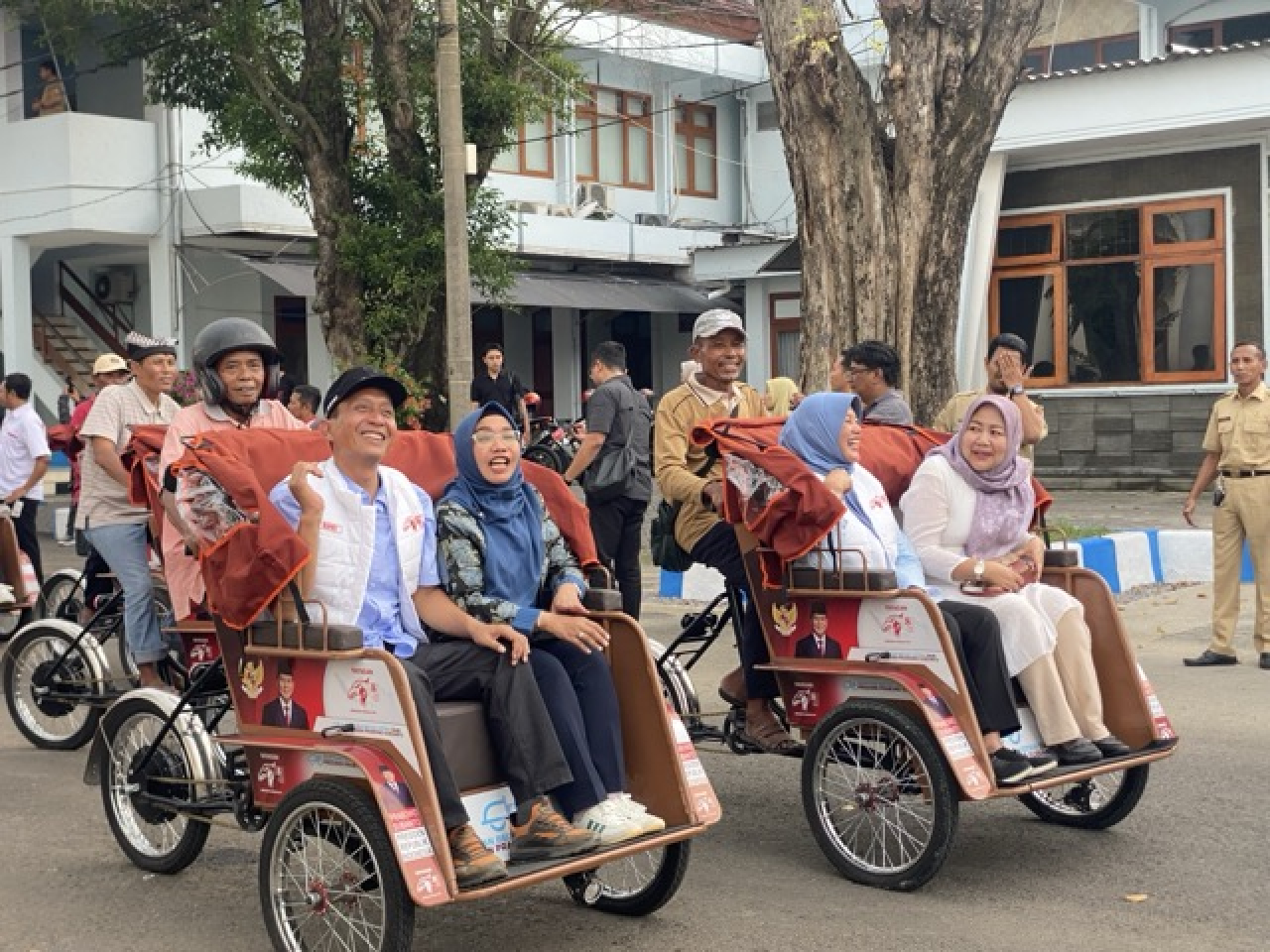 Ratusan Becak Listrik Pawai Keliling Kota Bojonegoro Usai Terima Bantuan dari Prabowo