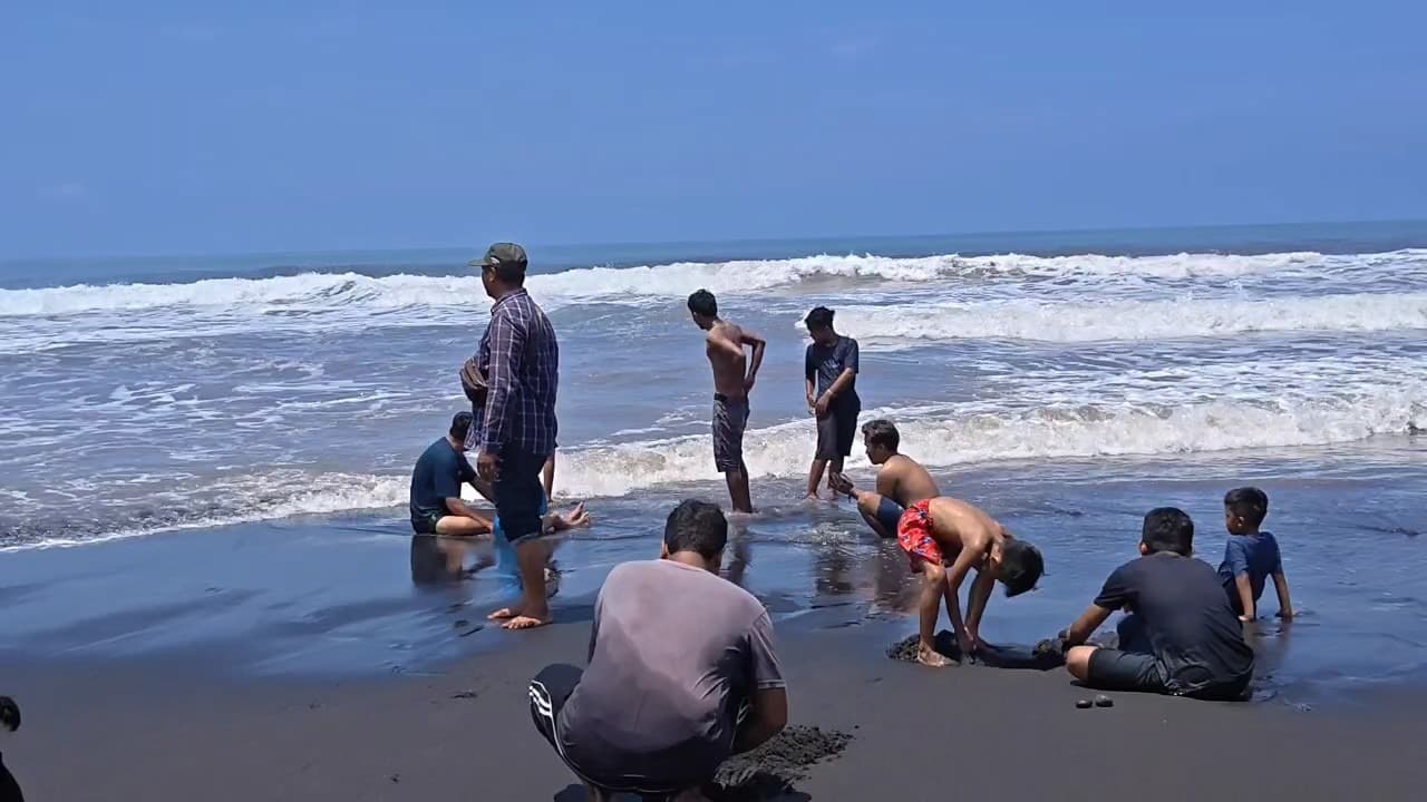 10 Wisatawan Pantai Bambang Lumajang Tersambar Petir, 1 Orang Tewas