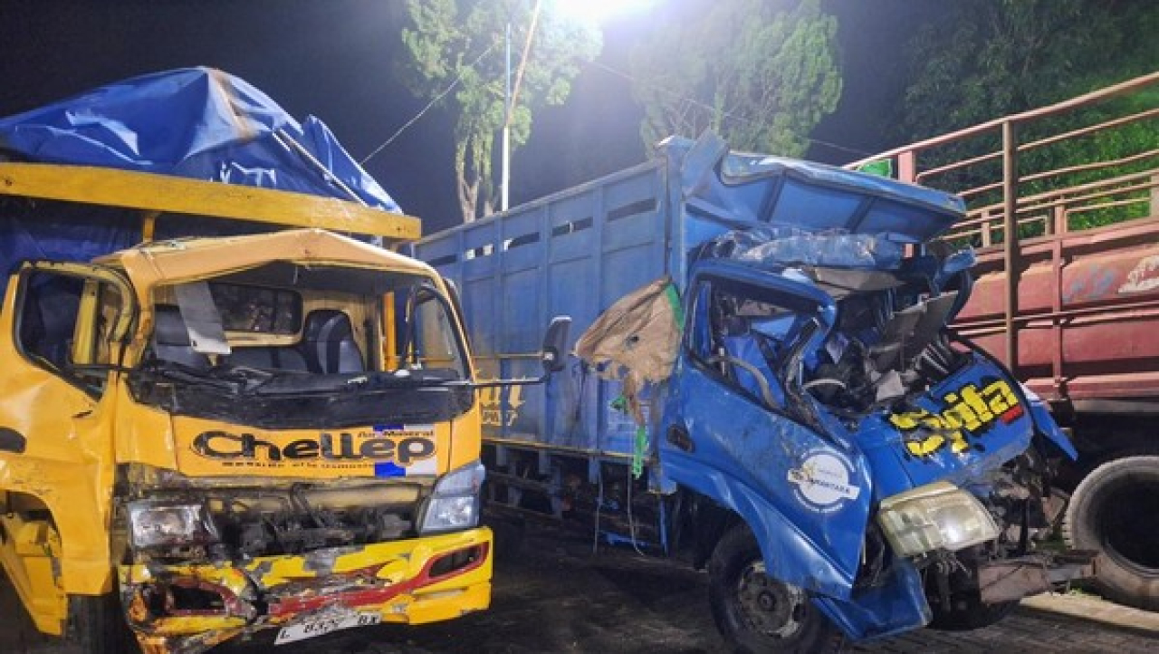 Truk Beras vs Truk Air Mineral Adu Banteng di Jalur Bondowoso–Besuki, 2 Tewas