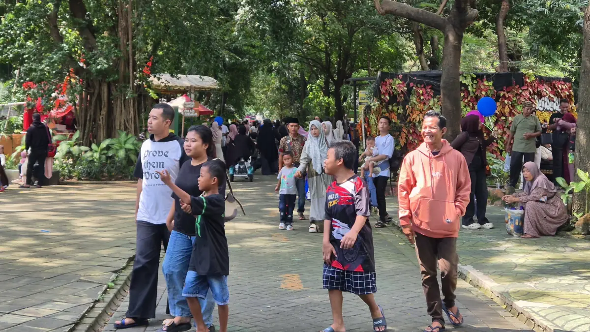 Ramai Banget! Kebun Binatang Surabaya Diserbu Ribuan Wisatawan, Termasuk Turis Asing