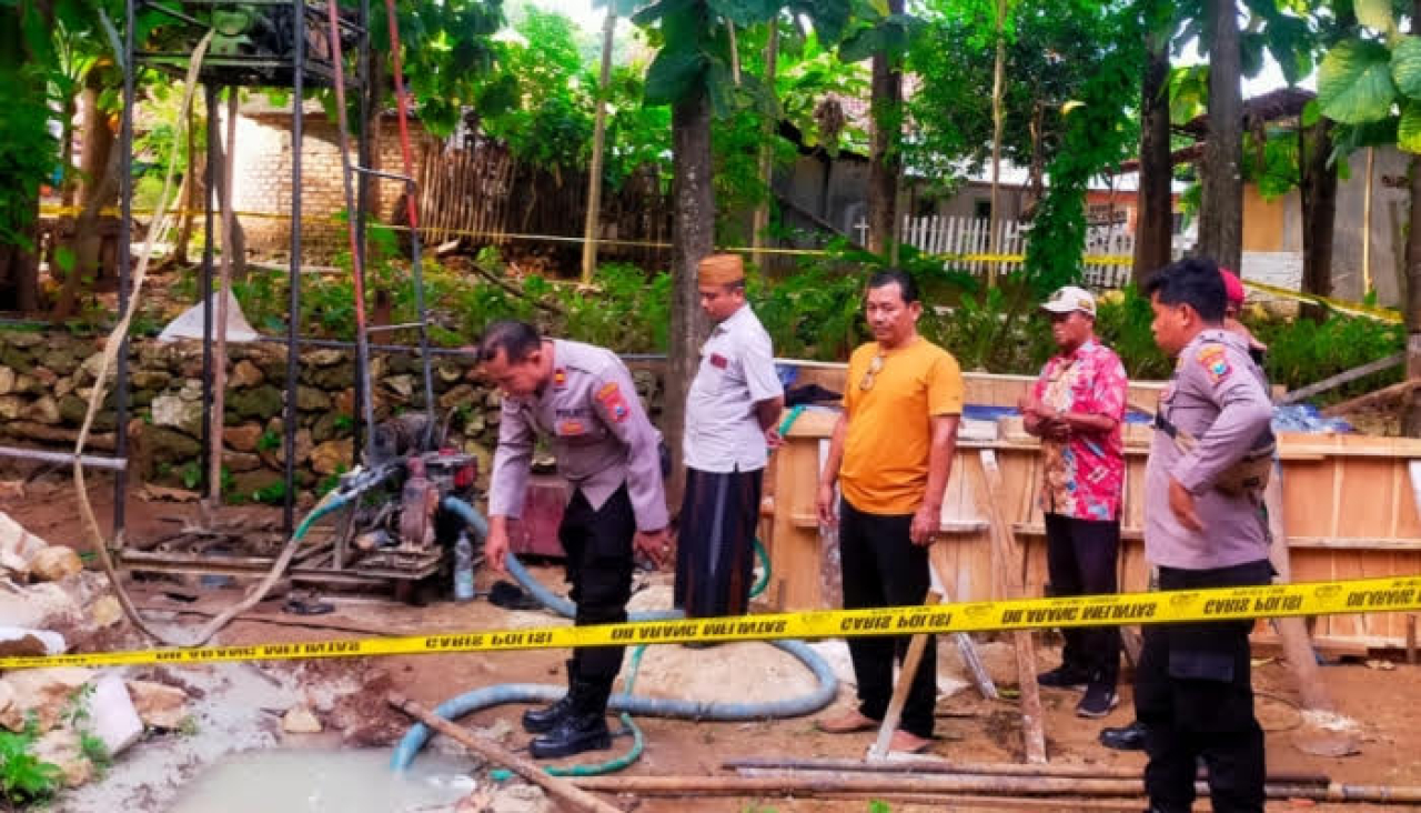 Sumur Bor di Pragaan Sumenep Keluarkan Bau Gas, Polisi Pasang Garis Pengaman