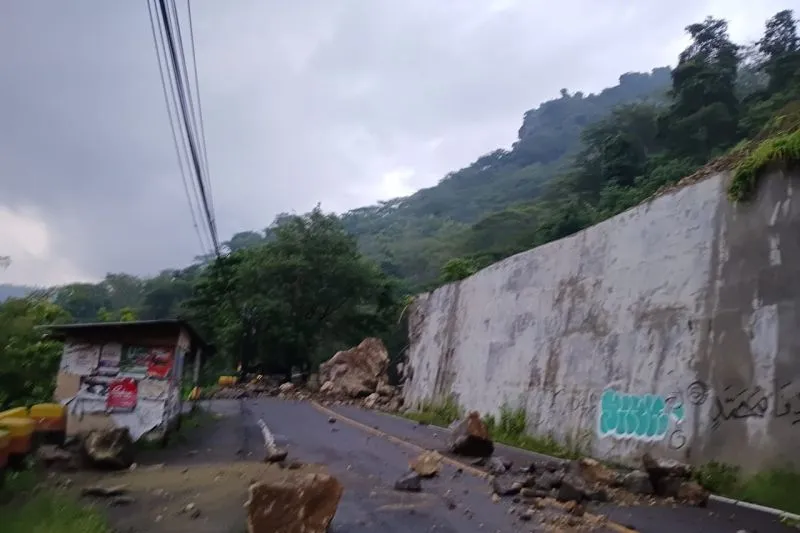 Ruas Jalan Nasional Ponorogo-Trenggalek Tertutup Material Longsor