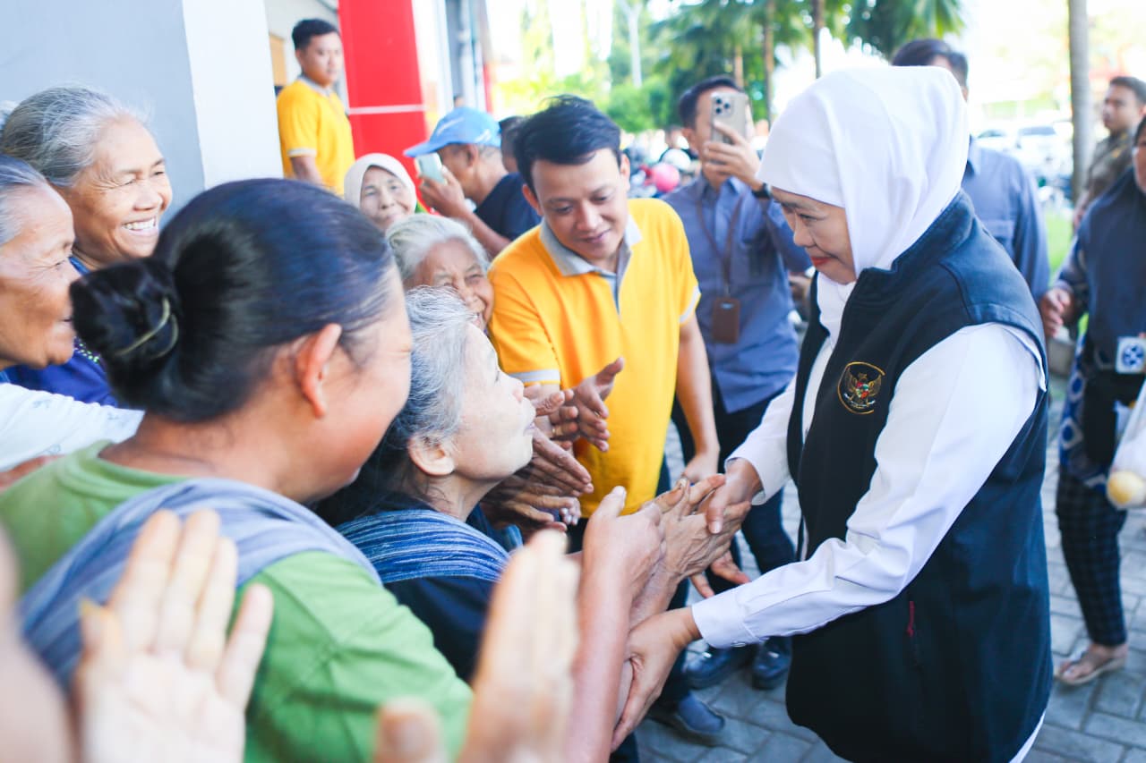 Gubernur Khofifah Tinjau Pasar Legi Ponorogo, Pastikan Harga dan Stok Bahan Pokok Stabil Pasca Lebaran