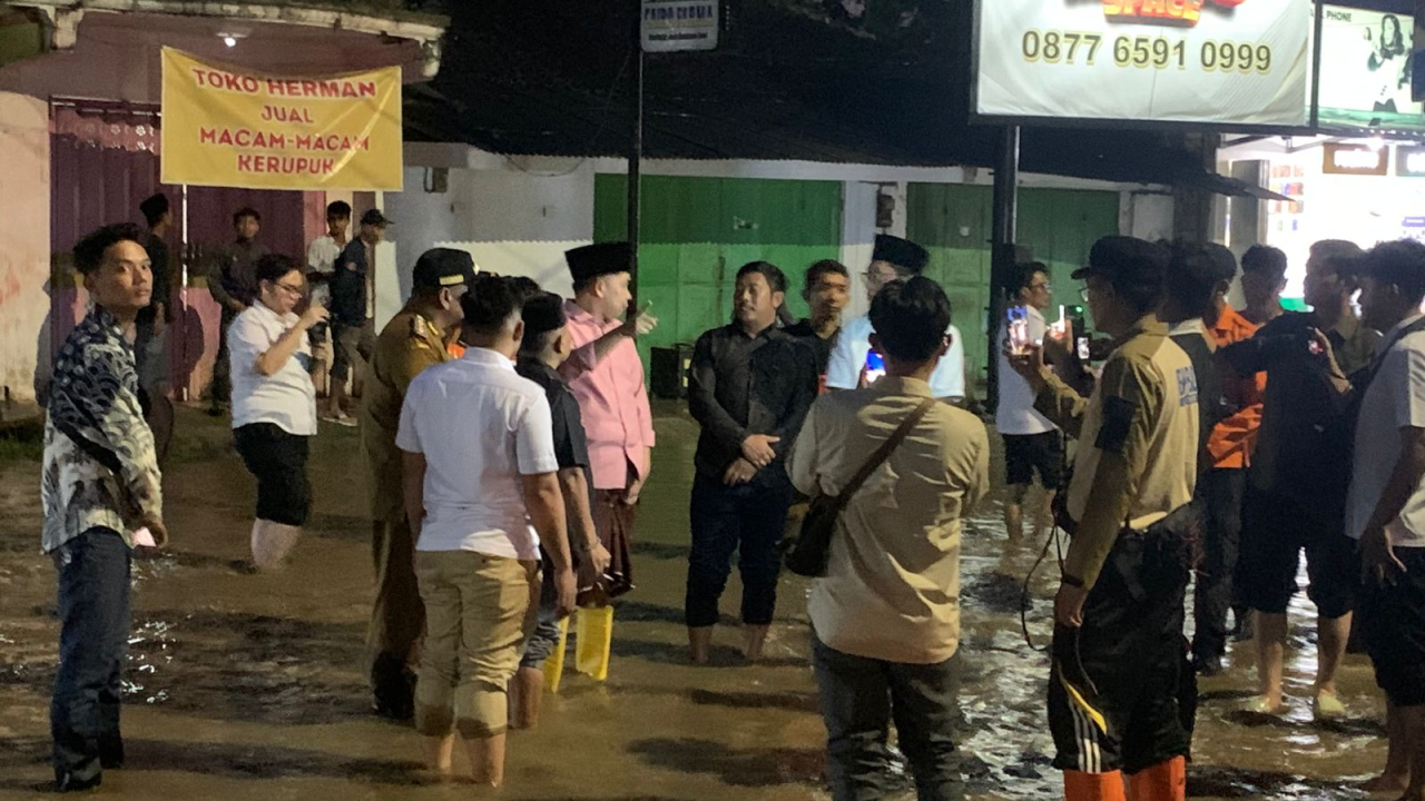 Blusukan Berubah Jadi Inspeksi Darurat, Bupati Fawait Tinjau Banjir di Mumbulsari Jember