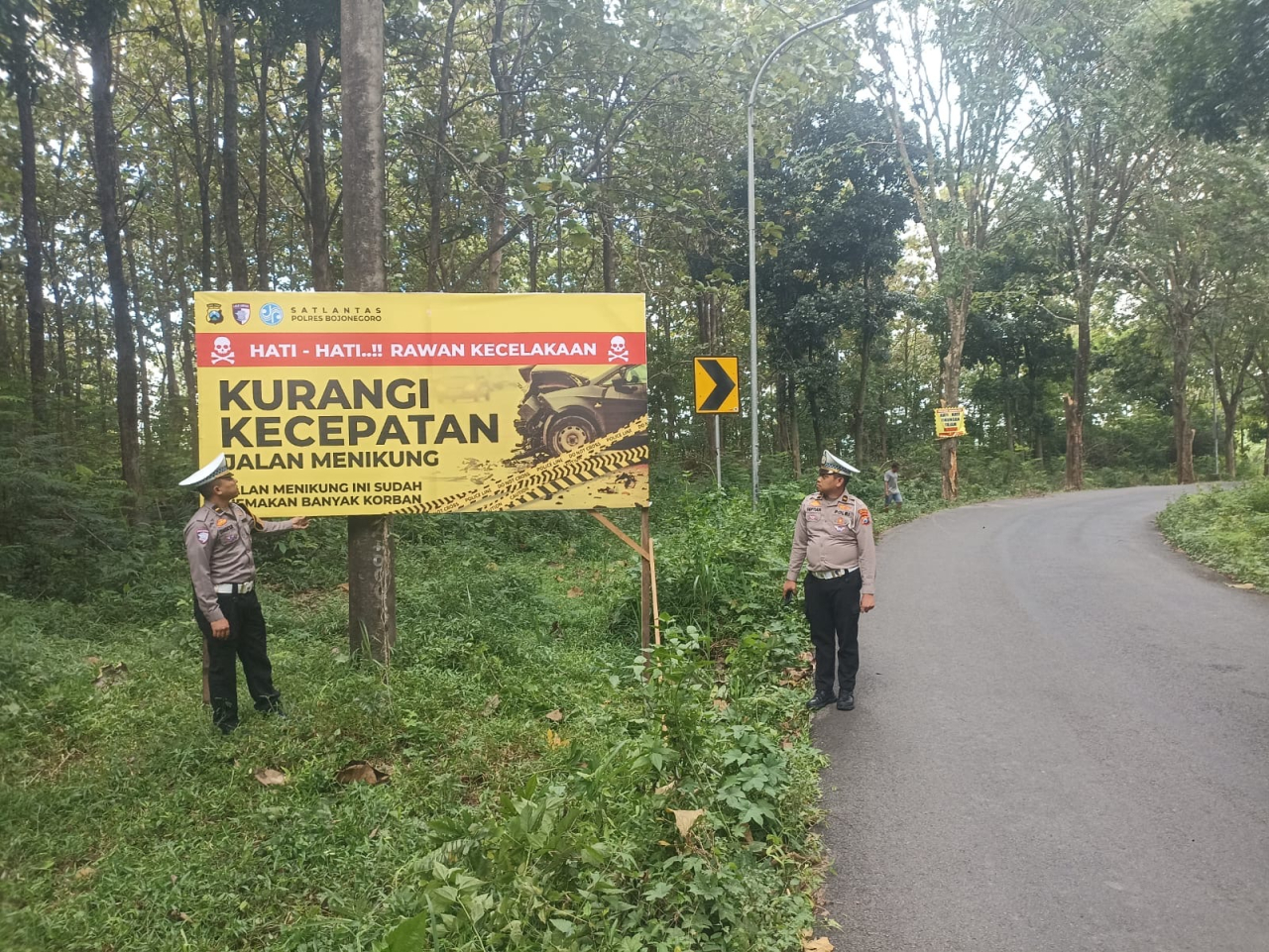 Waspada Black Spot Clebung! Polres Bojonegoro Pasang Papan Peringatan di Jalur Rawan