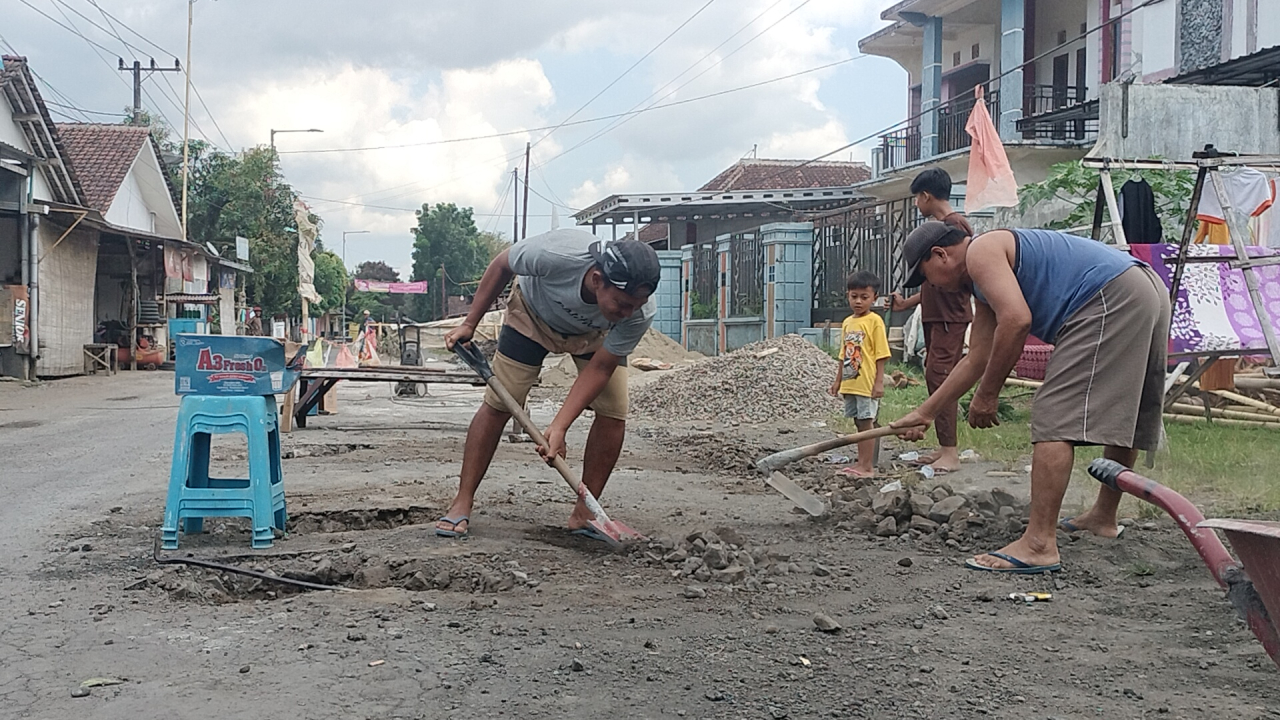 Lelah Menunggu Janji, Warga Karangkedawung Jember Patungan Perbaiki Jalan Rusak Secara Swadaya