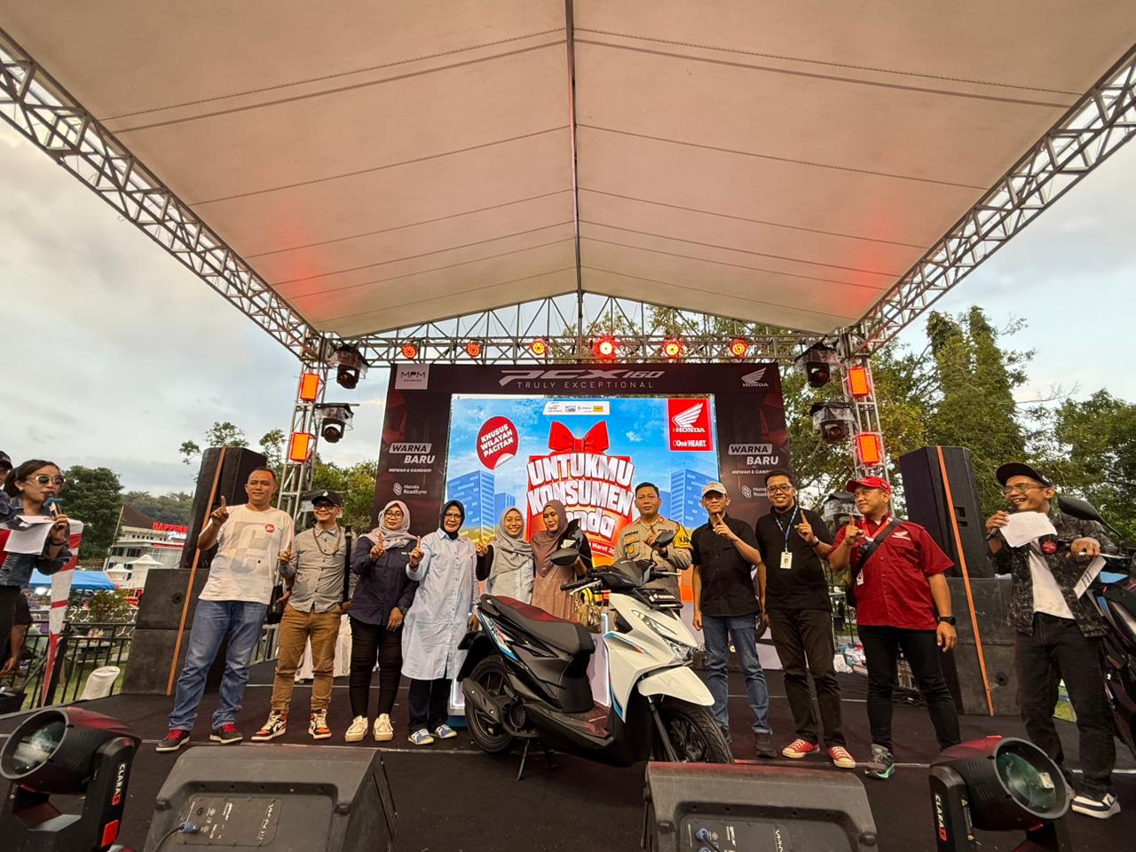 Alun-Alun Pacitan Bergemuruh, Konsumen Setia Honda Boyong Hadiah Motor dalam Pengundian UKH