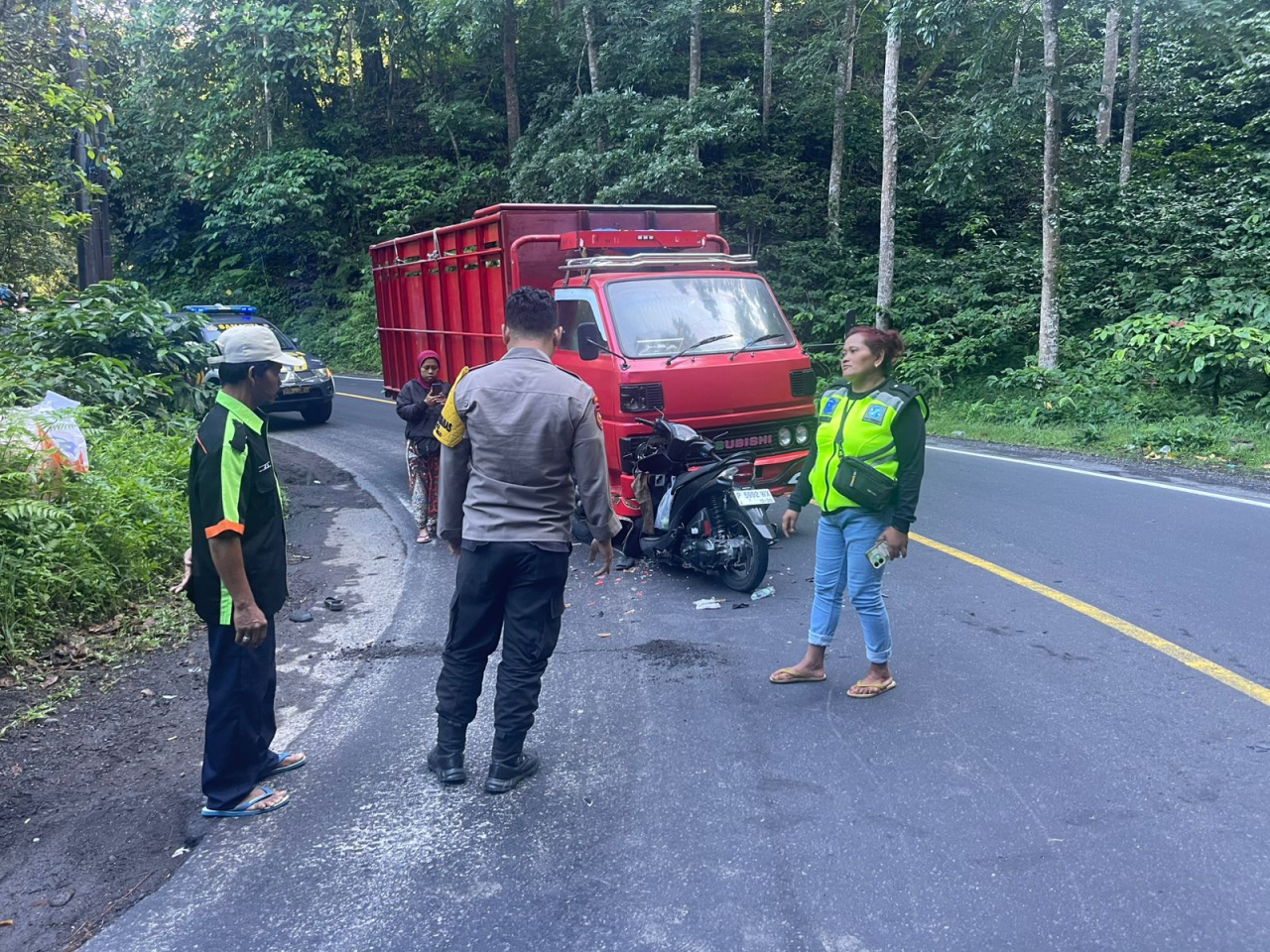 Laka Maut di Tikungan Gumitir: Nekat Mendahului, Truk Hantam Pengendara Motor Hingga Tewas
