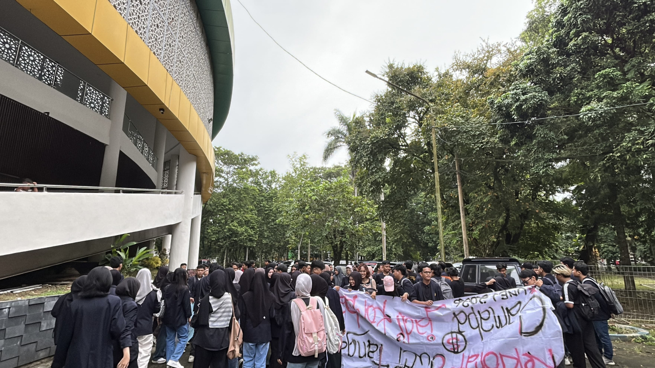 Tuntut Transparansi UKT, Ratusan Mahasiswa Geruduk Rektorat Universitas Jember