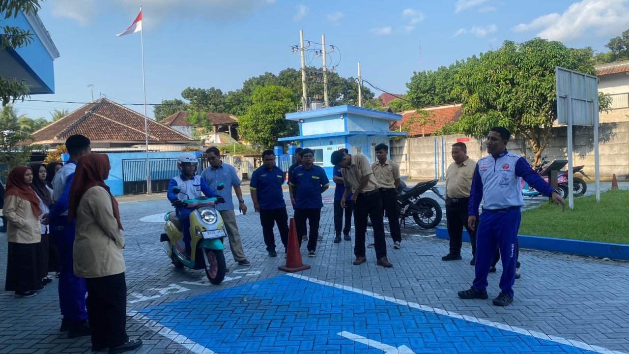 MPM Honda Jatim Bekali Guru SMK Muhammadiyah 1 Kepanjen Soal Keselamatan Berkendara