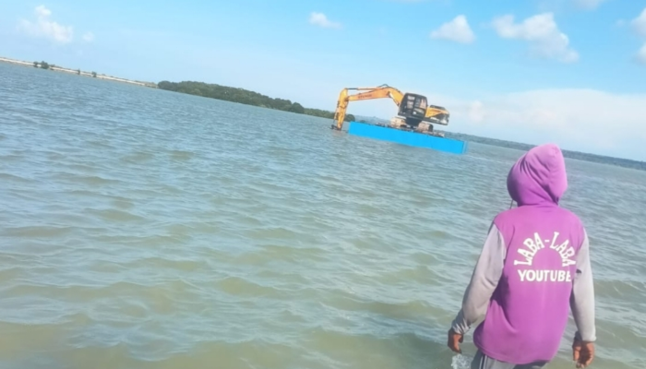 Warga Tapakerbau Kembali Hadang Ekskavator, Tolak Reklamasi Pantai di Sumenep