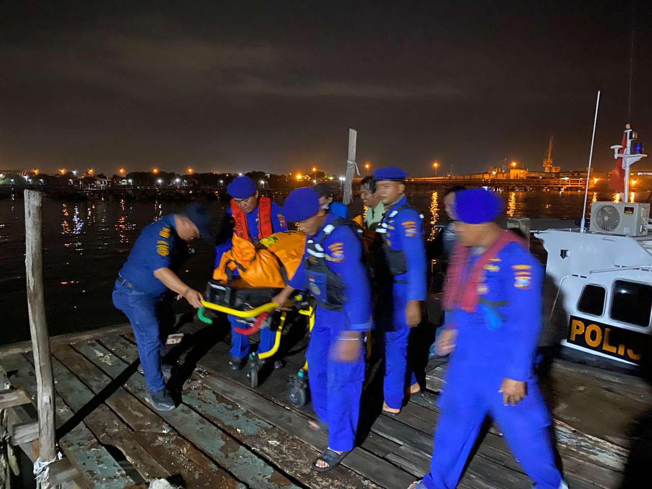 ABK Kapal Ditemukan Meninggal, Dievakuasi Satpolairud Gresik ke RSUD Ibnu Sina